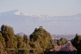 Image du Maroc Professionnelle de  Quel fabuleux voyage à travers le temps nous offre cette photographie prise des Jbilates, durant les années quatre vingt dix, il n'y avait presque pas de pollution à Marrakech. Visible au delà de 18 km le minaret de la koutoubia l’emblème de Marrakech de ses 77 mètre en haut de la flèche domine la plaine du Haouz, Lundi 19 Août 1997. Au fond le haut Atlas enneigé. (Photo / Abdeljalil Bounhar) 